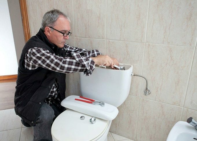 Hoe U Uw Toiletpot Snel En Gemakkelijk Kunt Legen