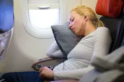 Kunnen vliegtuigreiskussens nekpijn veroorzaken